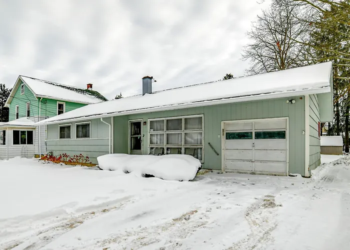 4 Mi To Dtwn: Pet-Friendly Home In Utica