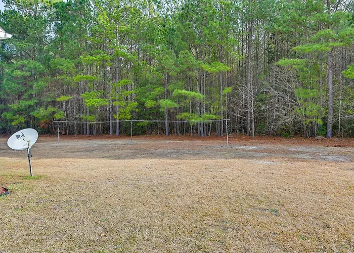 9 Mi To Dtwn: Greenville Home W/ Screened Patio!