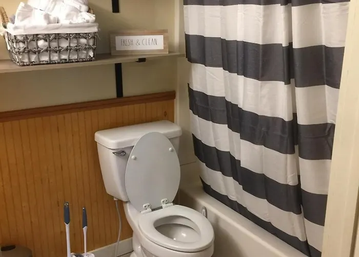 2Br Home With Patio Near Lakes And Walking Trails