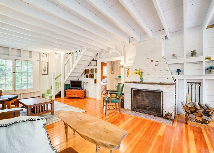 4 Mi To Lake Raponda! Secluded Family Cottage