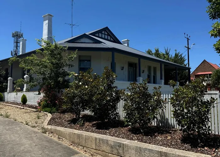 1920'S Local Heritage Character Home 'Rangatira' 3 Bedroom, 2 Living Room Family Home