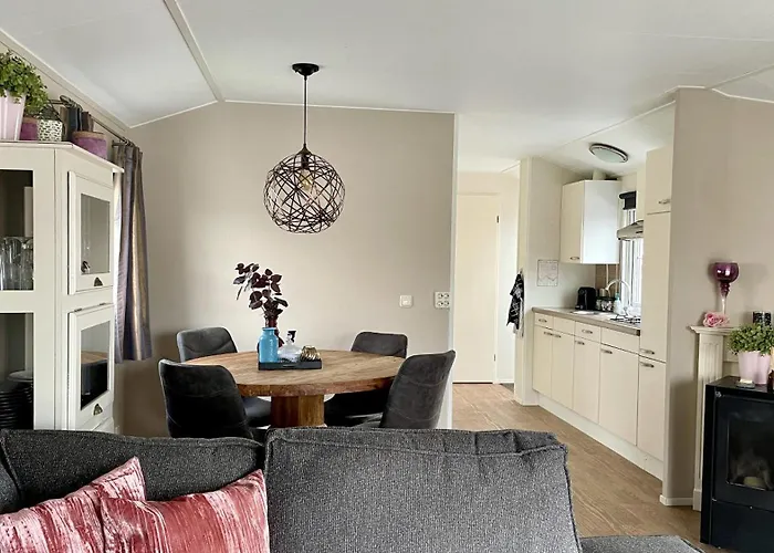 Chalet Makkum C99B met prive gelegen tuin aan het water