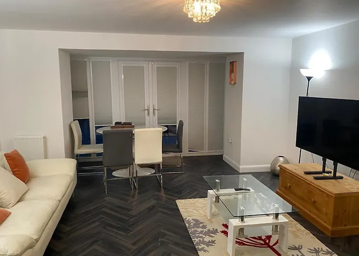 4 Bed Station Garden House