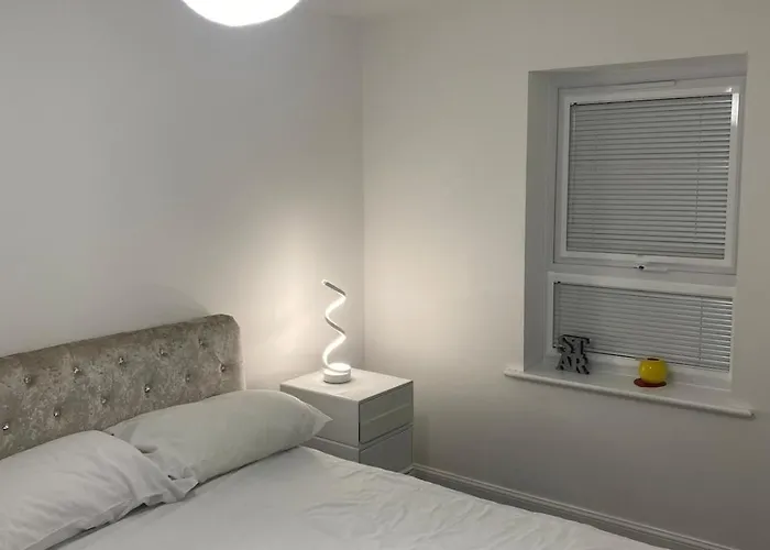 4 Bed Station Garden House