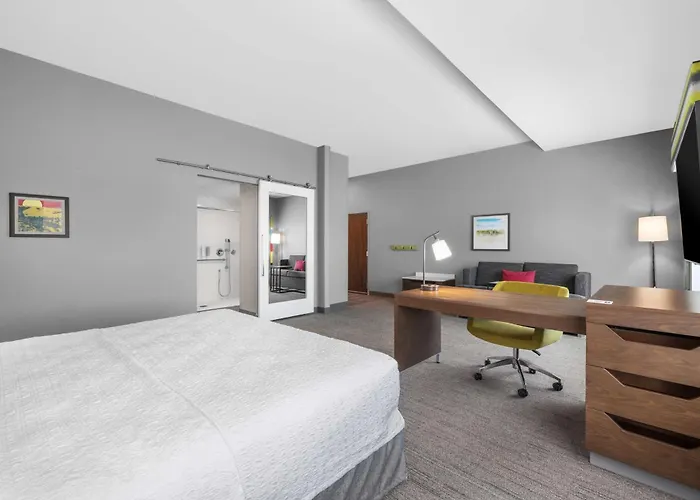 Hampton Inn & Suites Bakersfield Central