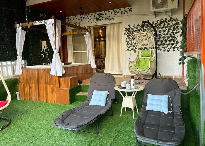 Jacuzzi Hut Staycation