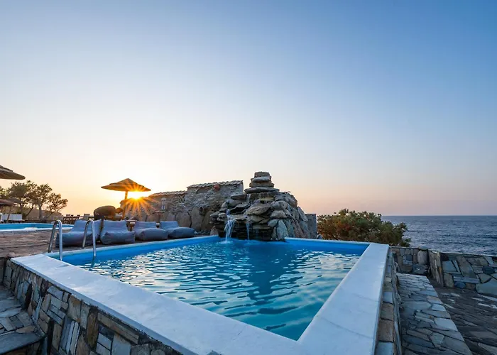 Cavos Bay Hotel & Studios