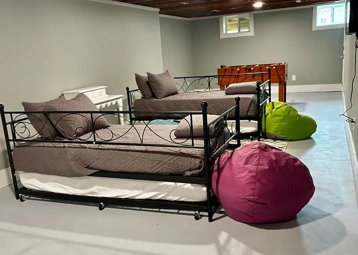 4 Bedroom, Pet Friendly, Downtown Home