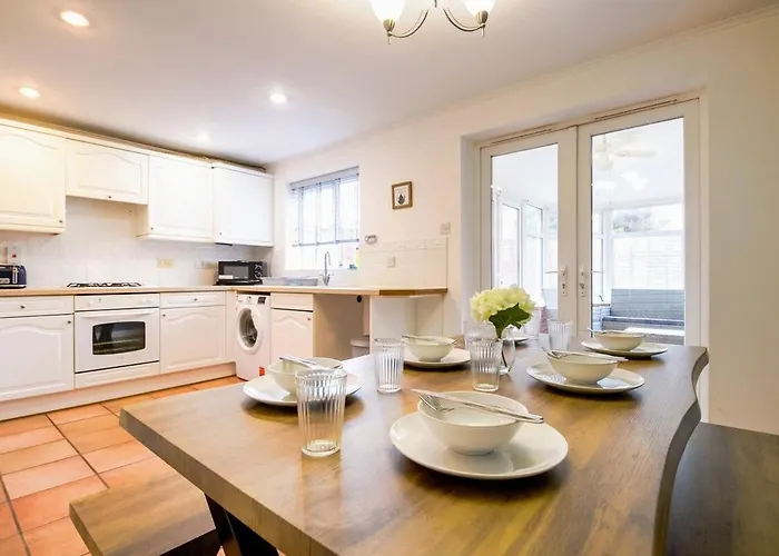 Grange House • Sleeps 6 • Driveway Parking • Sky Tv • Fast Wifi • Self-Check-In • Yoko Property