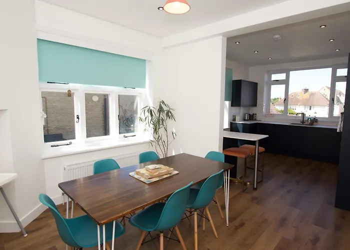 Beautiful Large 3-Bed Coastal Flat With Parking.