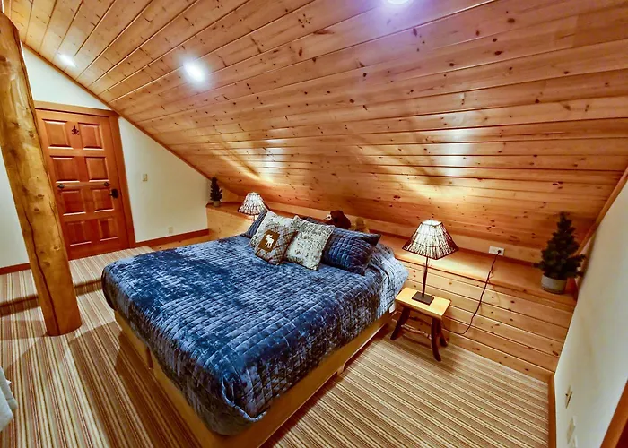 Grizzpaw Lodge - Mountain Resort - 5 Bedroom Chalet - Sleeps 14 People