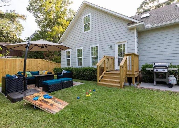 Downtown 4Br Gem Hot Tub, Fire Pit, Pet-Friendly