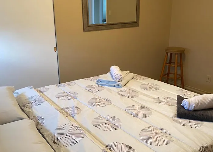 Cheerful 4 Bedroom With Sunroom