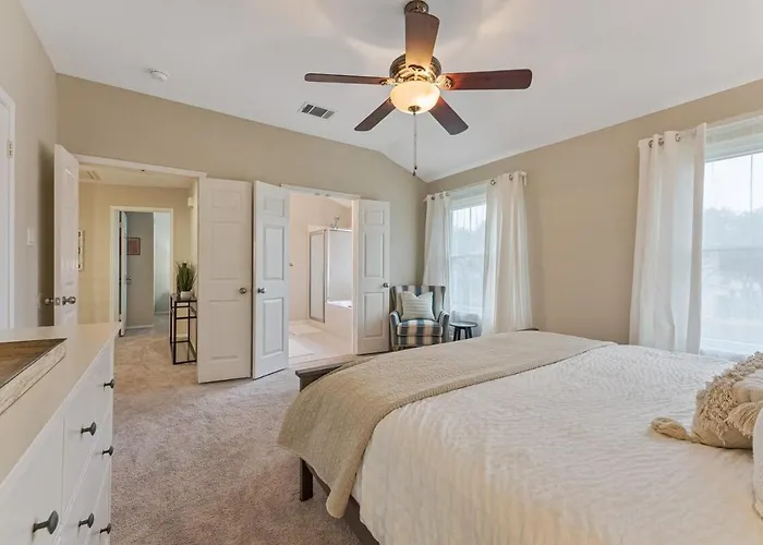 4Br Retreat Near Austin Backyard & Fire Pit