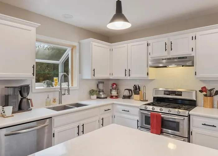 4Br Retreat Near Austin Backyard & Fire Pit
