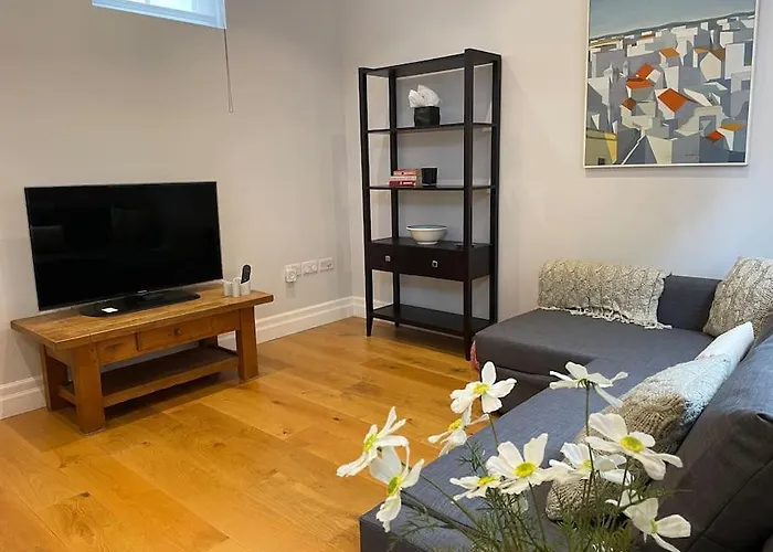 Charming & Cosy Town Centre Home With Parking