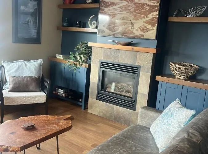 The Moorage -Downtown Harbour View 2 Bedroom Condo