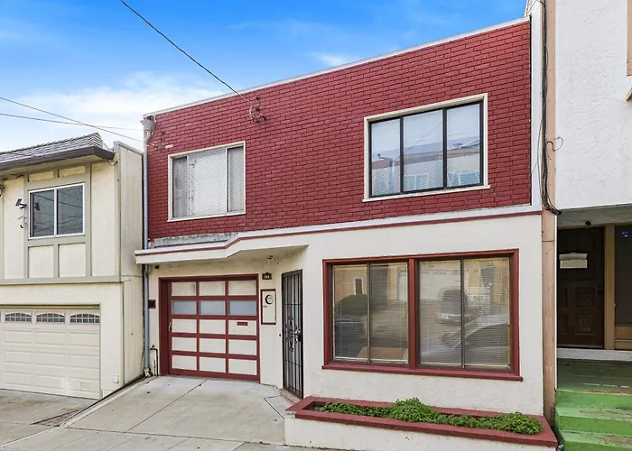 3 Bedroom 2 Bathroom House, Walkable To Bart, Free Parking, Views