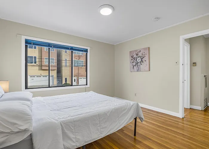 3 Bedroom 2 Bathroom House, Walkable To Bart, Free Parking, Views
