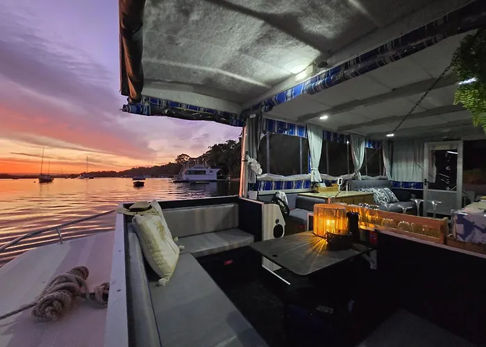 Liquid Paridise Noosaville Houseboat "Experience More"