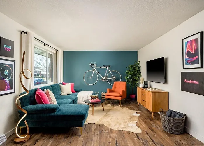 Huge Hot Tub, Theater Room, Family Friendly Oasis