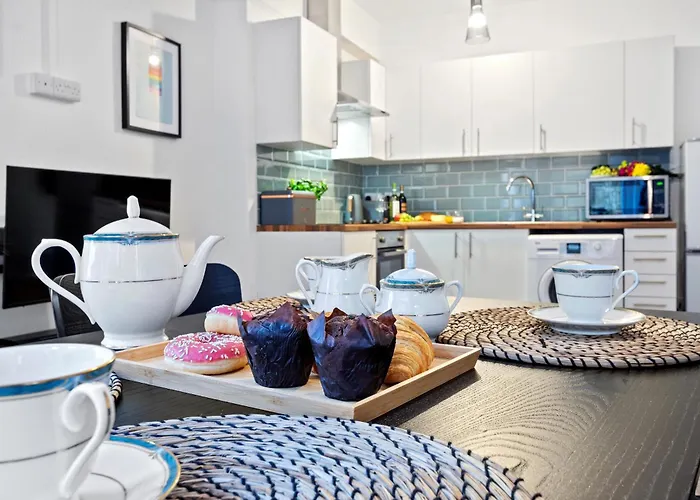 Spacious One Bed Apartment, Contractor Friendly, Sleeps 6, Free Secure Parking, Near Beach