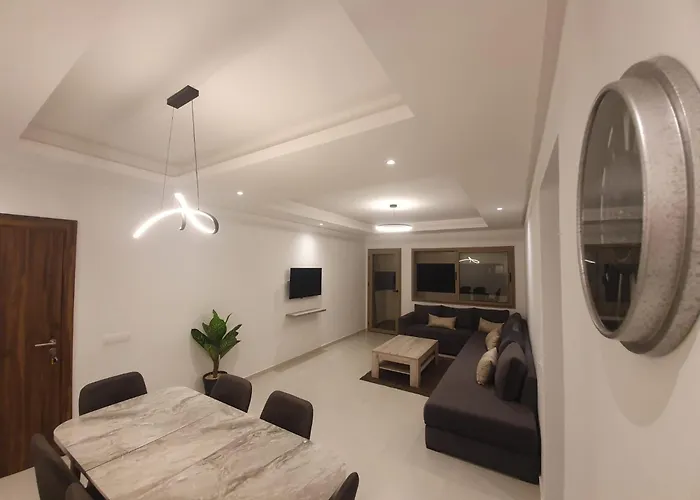 Appartement de Luxe Vue Mer Avec Climatisation ! Idéal Familles ! à 5 minutes à Pied de la Plage ! à environ 6 minutes en voiture du centre d'Agadir et à 10 minutes en voiture de Taghazout !