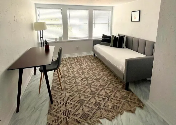 Courthouse Corner - Beautiful Adobe, Pet Friendly
