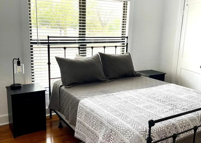 Courthouse Corner - Beautiful Adobe, Pet Friendly