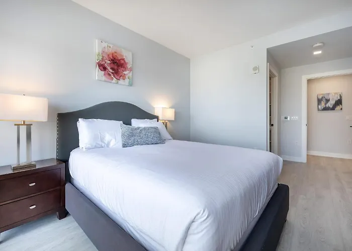 Chic Apt With Indoor Pool & Gym-333-2509