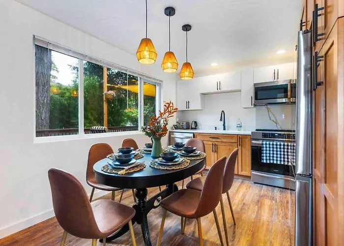 Luxury Living - Kirkland Stylish Home - Prime Spot