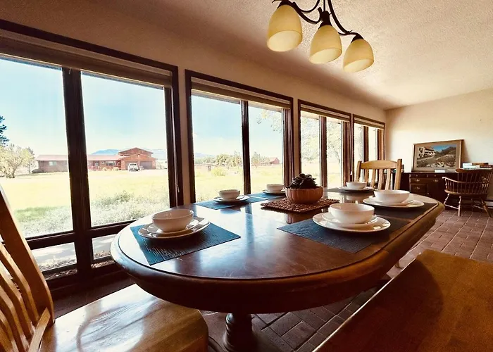 Family Home With Mountain Views!