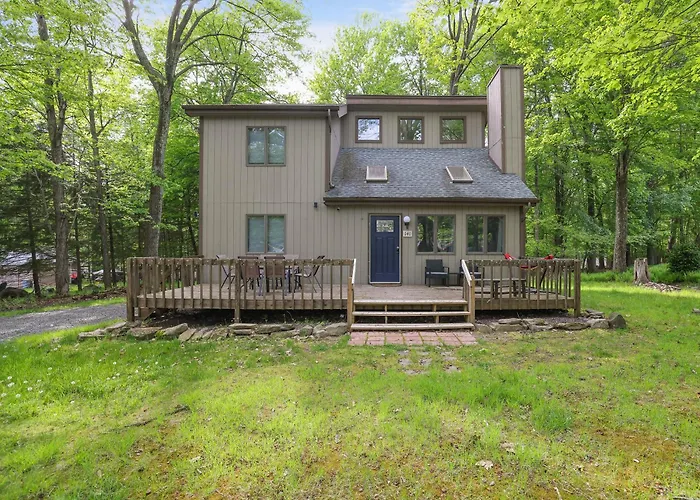 Dreamy Lake House - Fireplace, Firepit & Pet Friendly