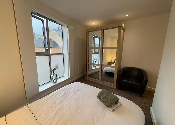 Cathedral View Apartment: Modern Central Stay with Parking