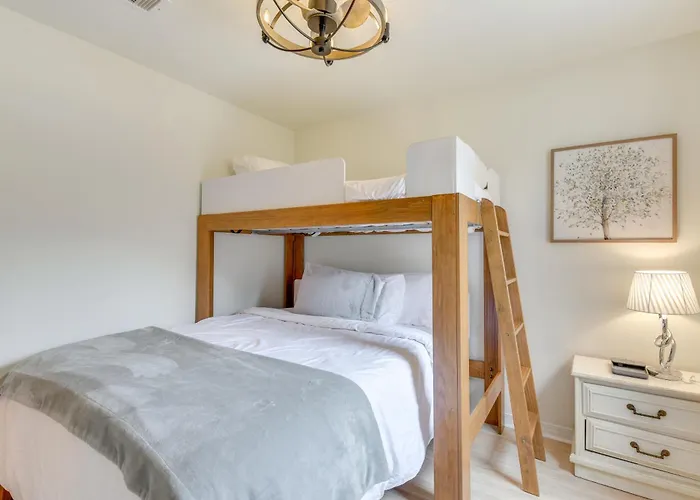 'Almond Grove Cottage' W/ Patio: Walk To Beach!