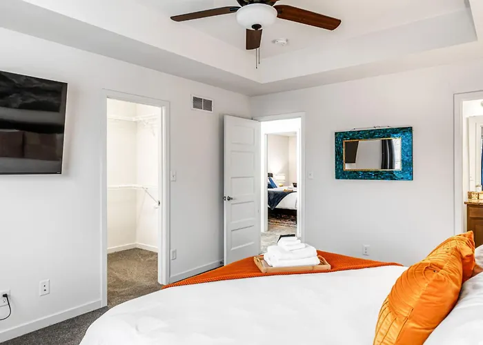 Spacious 2 Bedroom/2.5 Bathroom Townhome