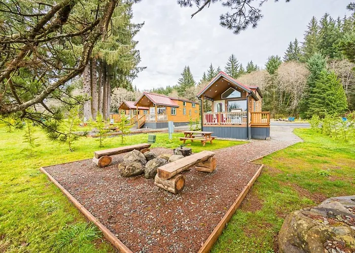 Rainforest Tiny Home Retreat Retro