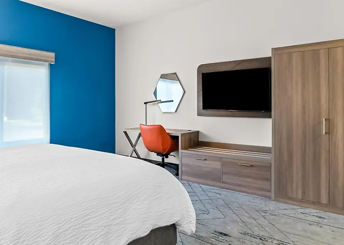 Holiday Inn Express & Suites - Detroit North - Roseville By Ihg