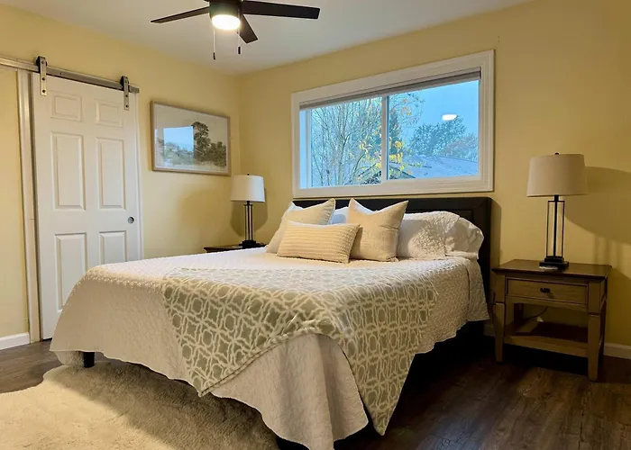 Charming Dog-Friendly Home Next To Regional Park