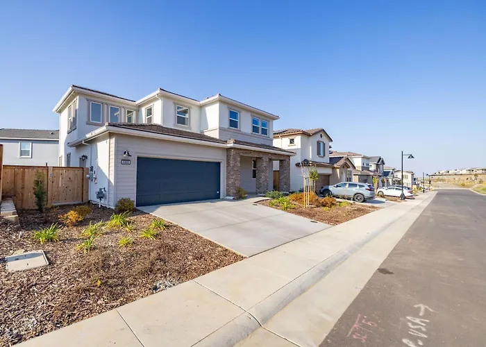 Modern Charming 4Br Home, Family Friendly, Office Space, Fast Wifi, Free Parking