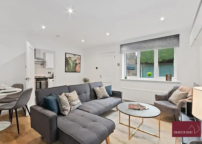 Guildford - Two Bedroom House With Garden