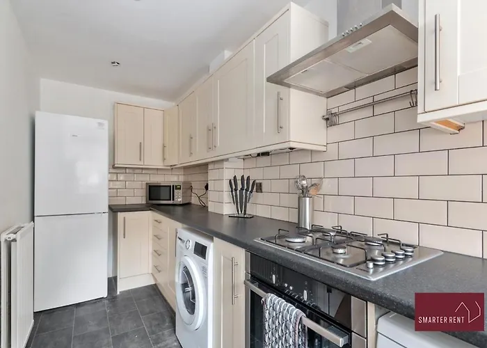 Guildford - Two Bedroom House With Garden