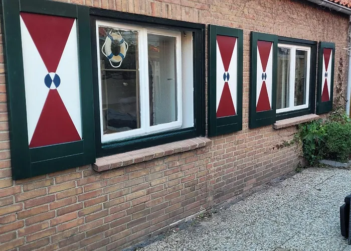Bleij-en-meer, 2 accommodaties, waaronder een 4p huisje en een heel klein gezellig Tiny-Wellness huisje voor 2p met sauna en heerlijke hottub, ook samen te huur voor een gezellig combinatie