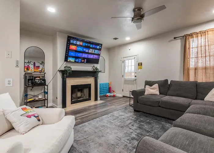 Urban Oasis North Atx , 5Br 2Ba,Heated Pool