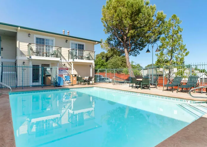 Best Western Cedar Inn&Suites