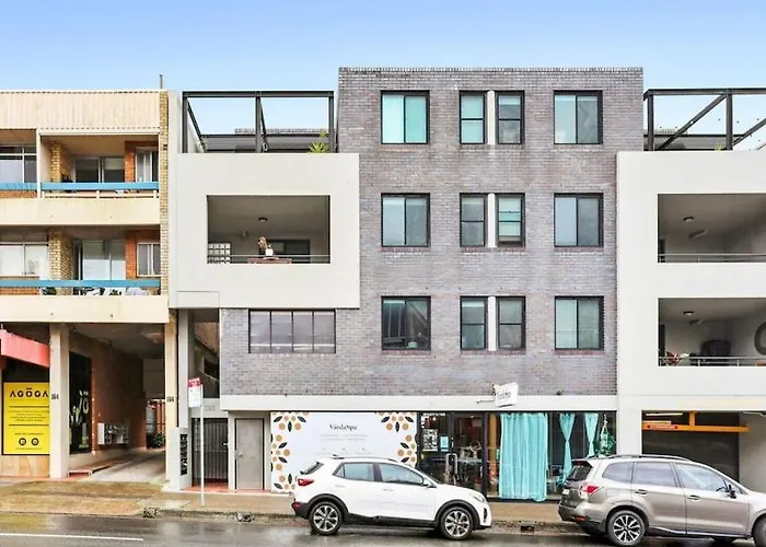 Bright & Spacious 2 Bdr W Pool Parking Balcony Ac