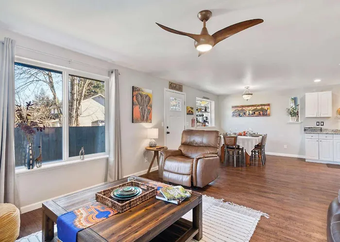 Spacious Retreat With Hot Tub Patio & King Bed