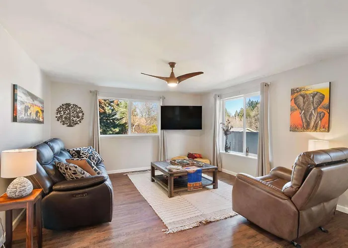 Spacious Retreat With Hot Tub Patio & King Bed
