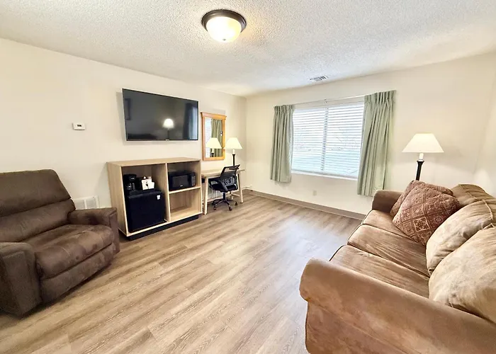 Super 8 By Wyndham Salina/Scenic Hills Area