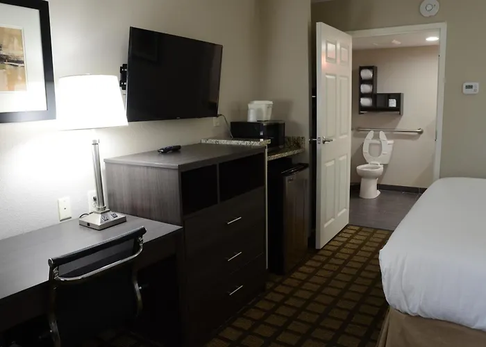 Baymont By Wyndham Clarksville